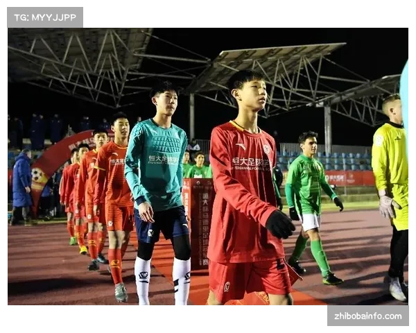 欧足联“足球遗产”计划走进马德里社区，邀请传奇球星指导小球员